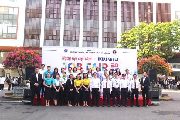 SÔI NỔI NGÀY HỘI VIỆC LÀM DUMTP NĂM 2025: CẦU NỐI GIỮA SINH VIÊN VÀ DOANH NGHIỆP